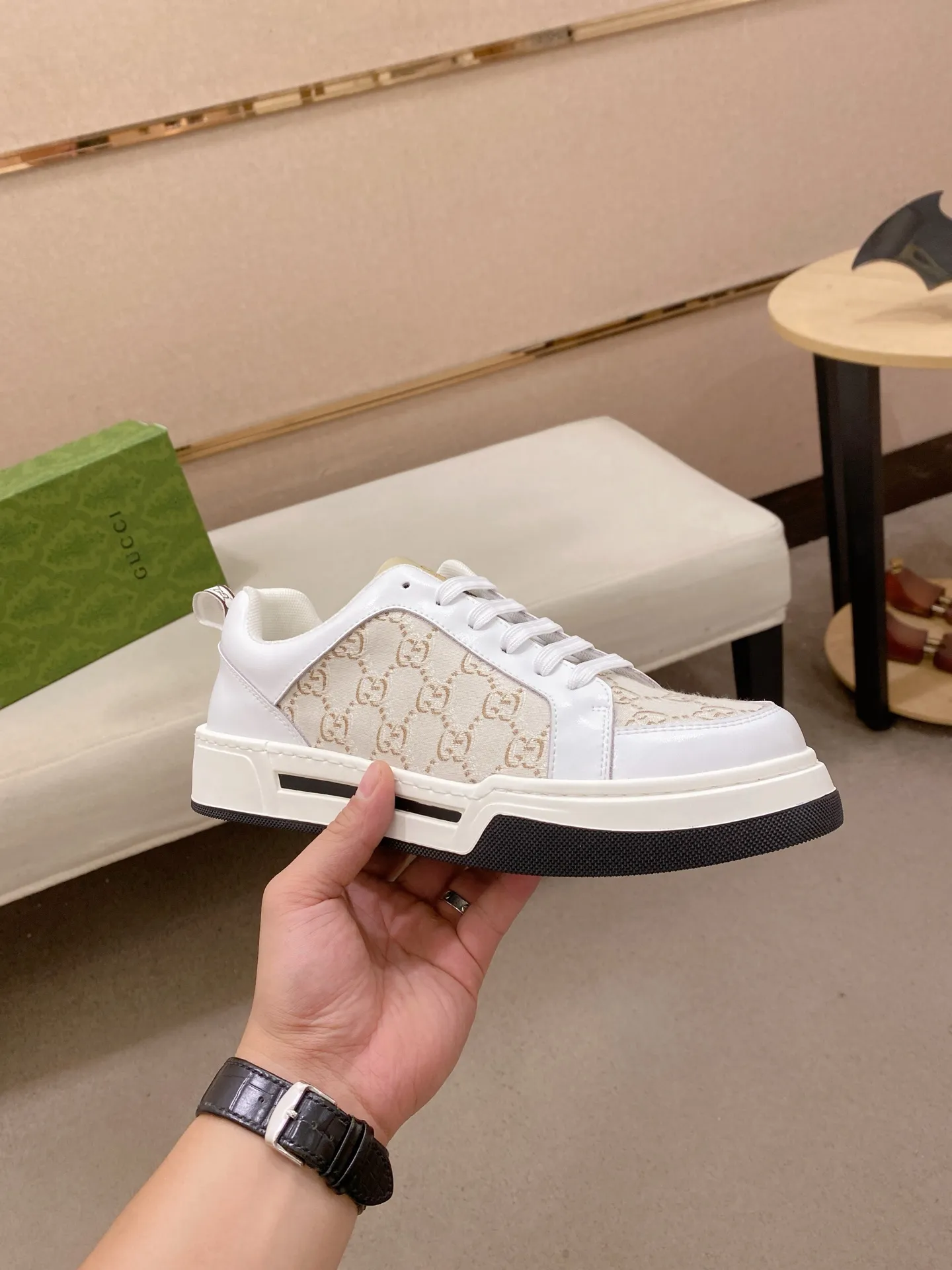Men's shoes 💰 420 💰 High-quality new GUCCI counters are launched simultaneously. The new men's shoes, 😘fabrics are selected from imported cowhide, and the lining is sheepskin lining. 👍🏿 High-end ☄️ air-cushion molded anti-slip rubber outsole, exquisite lines, simple and elegant, comfortable and high-end for leisure travel. Code number: 38 to 44 (45 can be customized and cannot be returned or exchanged)